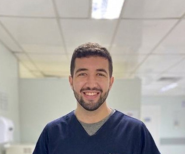 Ricardo Matheus Barros, enfermeiro, de scrub azul em ambiente clínico